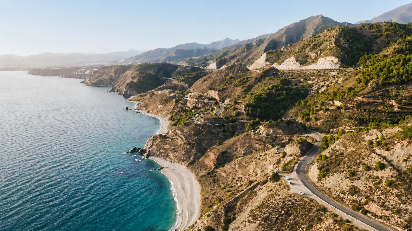 Carretera costera N-340 junto a Nerja, Andalucía
